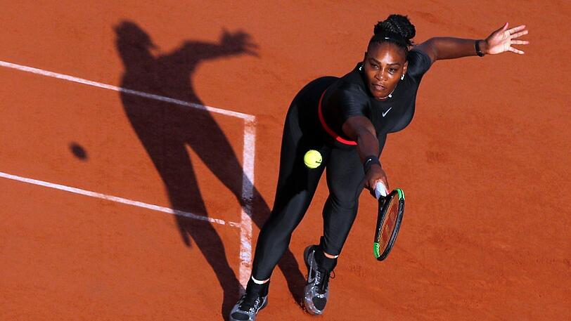 Serena Williams in Aktion im schwarzen Catsuit.