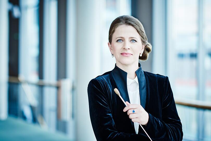 Kristiina Poska stammt aus Estland. 1998 gründete sie den Chor Nimeta (&bdquo;Namenlos&ldquo;). Sie studierte in Tallinn und Berlin. Von 2013 bis Juli 2016 war Poska Kapellmeister an der Komischen Oper, seither arbeitet sie international als Gastdirigentin.
