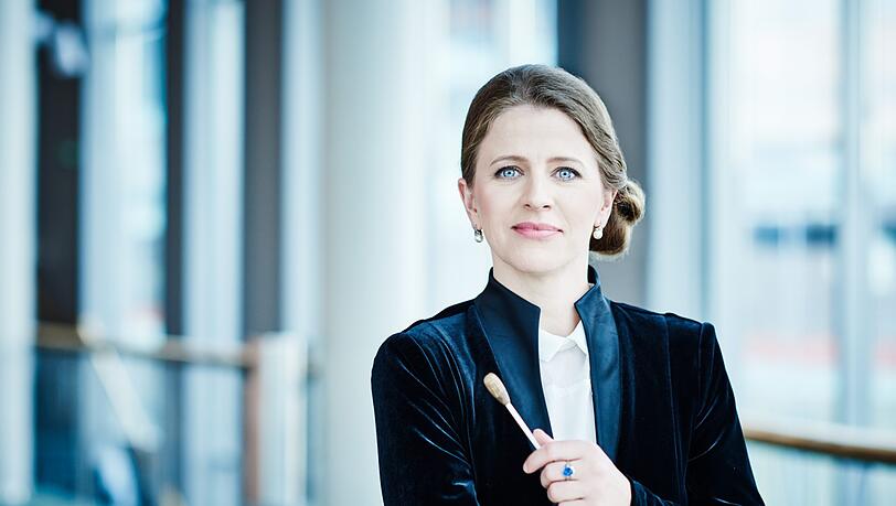 Kristiina Poska stammt aus Estland. 1998 gründete sie den Chor Nimeta („Namenlos“). Sie studierte in Tallinn und Berlin. Von 2013 bis Juli 2016 war Poska Kapellmeister an der Komischen Oper, seither arbeitet sie international als Gastdirigentin. Kristiina Poska stammt aus Estland. 1998 gründete sie den Chor Nimeta („Namenlos“). Sie studierte in Tallinn und Berlin. Von 2013 bis Juli 2016 war Poska Kapellmeister an der Komischen Oper, seither arbeitet sie international als Gastdirigentin.