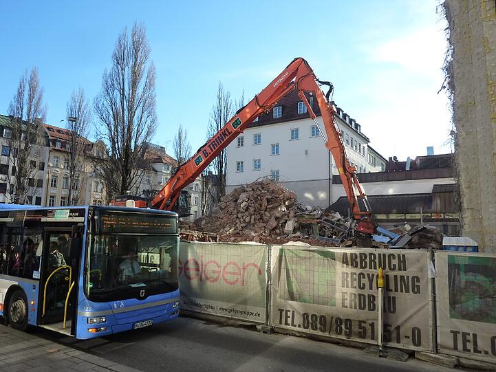 Langsam aber sicher wird das Gebäude abgetragen.