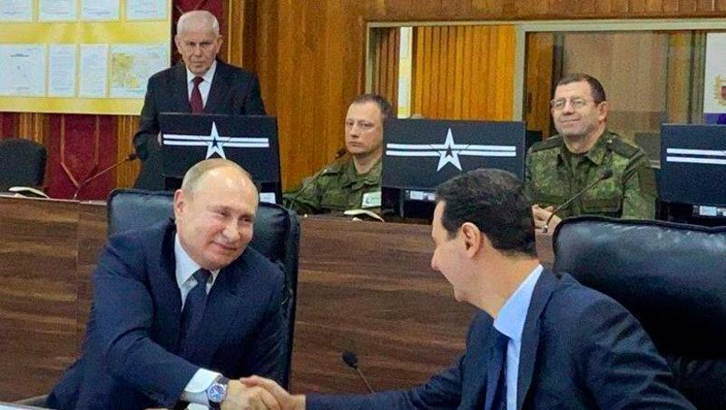 Der russische Präsident Wladimir Putin (l) trifft in Damaskus auf seinen syrischen Amtskollegen Baschar al-Assad (M). Der russische Präsident Wladimir Putin (l) trifft in Damaskus auf seinen syrischen Amtskollegen Baschar al-Assad (M).
