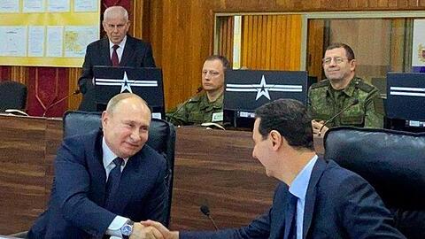 Der russische Präsident Wladimir Putin (l) trifft in Damaskus auf seinen syrischen Amtskollegen Baschar al-Assad (M).