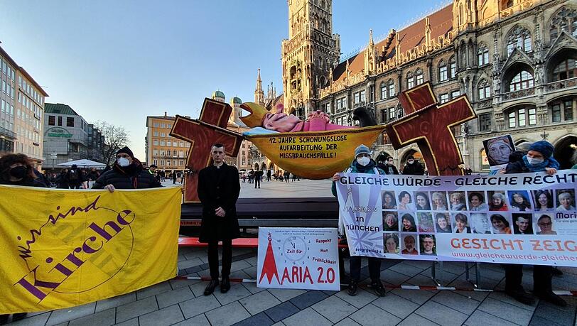 Wolfgang F. Rothe mit Vertreterinnen von Maria 2.0 und "Wir sind Kirche" vor dem "Schlafenden Bischof" auf dem Marienplatz.