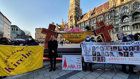 Wolfgang F. Rothe mit Vertreterinnen von Maria 2.0 und "Wir sind Kirche" vor dem "Schlafenden Bischof" auf dem Marienplatz.