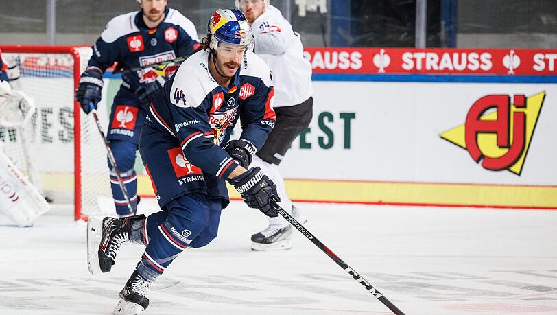 Eishockey: Champions League, EHC Red Bull München - HC Fribourg-Gottéron Finalrunde, Achtelfinale, Rückspiele, Olympia-Eissportzentrum. Zach Redmond vom EHC München spielt den Puck.