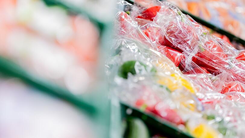 Gemüse in Plastikverpackung liegen in einem Supermarkt.