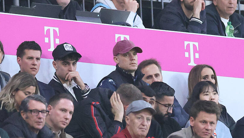 Aleksander Pavlovic und Manuel Neuer verfolgen das Spiel gegen Borussia Dortmund von der Tribüne aus. Aleksander Pavlovic und Manuel Neuer verfolgen das Spiel gegen Borussia Dortmund von der Tribüne aus.