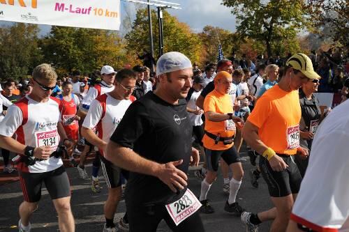 AZ-Redakteur Ralph Hub beim Start des München Marathon.