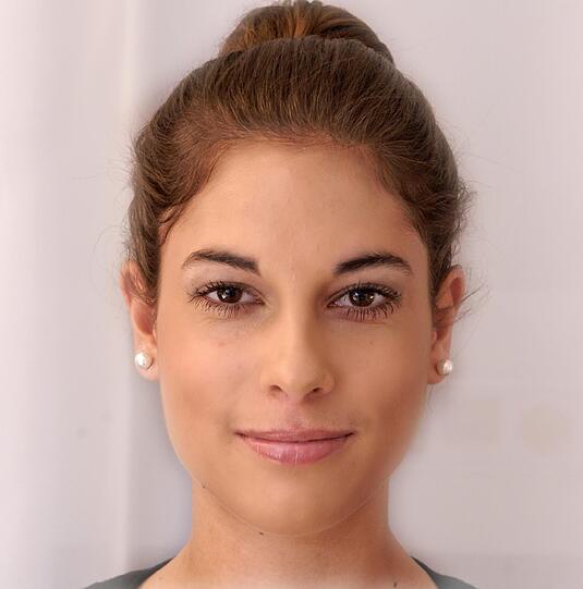 Alexandra ist 18 Jahre alt und Abiturientin.