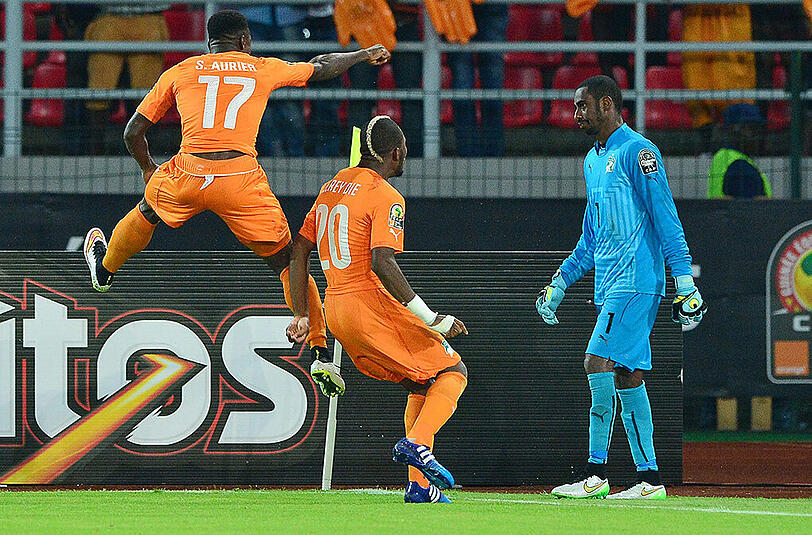 Die Elfenbeinküste schlägt Ghana im Finale des Afrika Cups sensationell mit 9:8 nach Elfmeterschießen. Keeper Boubacar Barry wird zum Nationalheld und darf sich von seinen Kollegen feiern lassen, Ghana trauert nach der Pleite.
