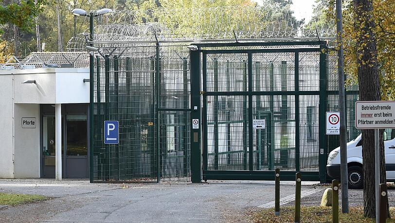 Das Maßregelvollzugzentrum in Brauel bei Zeven (Niedersachsen). Fünf Straftäter haben am frühen Montagmorgen drei Vollzugsangestellte überwältigt und sind ausgebrochen. Das Maßregelvollzugzentrum in Brauel bei Zeven (Niedersachsen). Fünf Straftäter haben am frühen Montagmorgen drei Vollzugsangestellte überwältigt und sind ausgebrochen.