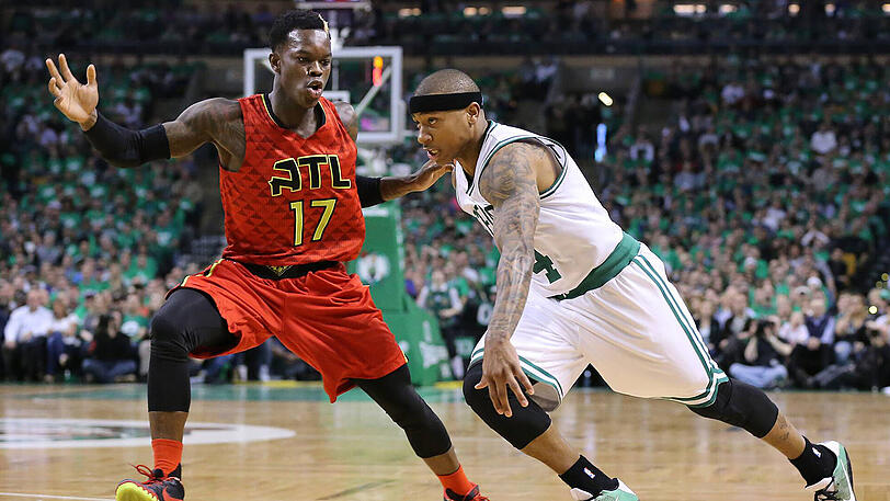 Nicht immer nur ein sportliches Duell: Dennis Schröder (l.) gegen Isaiah Thomas.