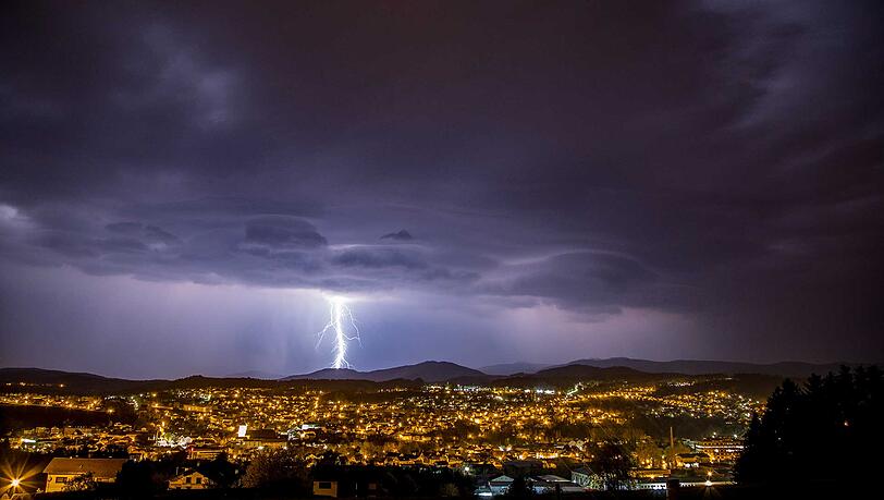 Über Ostbayern zog am späten Montagabend ein eigentlich harmloses Gewitter auf... Über Ostbayern zog am späten Montagabend ein eigentlich harmloses Gewitter auf...
