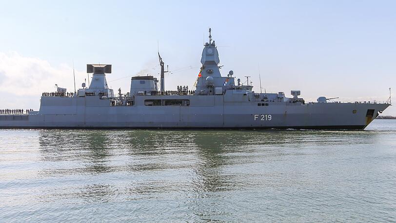 Die Fregatte "Sachsen" ist nach ihrer Rückkehr wieder am Marinestützpunkt angelangt. Bei einer Übung vor der Küste Norwegens hat es einen Zwischenfall gegeben. Die Fregatte "Sachsen" ist nach ihrer Rückkehr wieder am Marinestützpunkt angelangt. Bei einer Übung vor der Küste Norwegens hat es einen Zwischenfall gegeben.