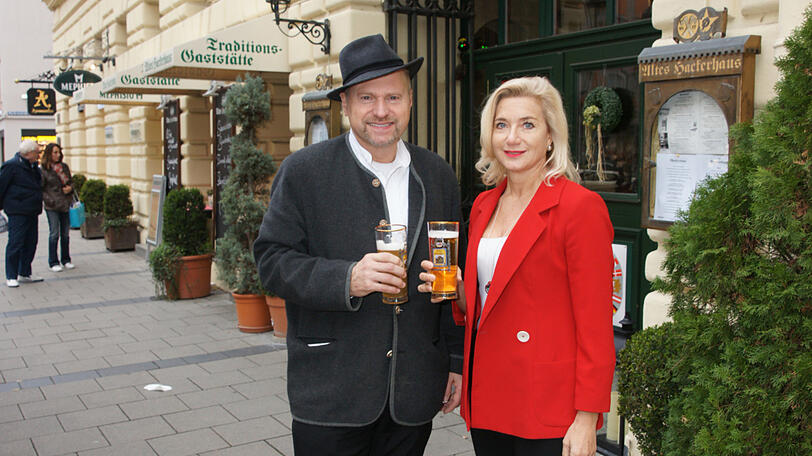 Autorin Sabine Vöhringer mit Wirt Paul Pongratz vor dem Hackerhaus, dem zentralen Schauplatz ihres neuen München-Krimis in der Sendlinger Straße. Pongratz ist übrigens nicht verwandt mit Wiesnwirt Peter Pongratz.