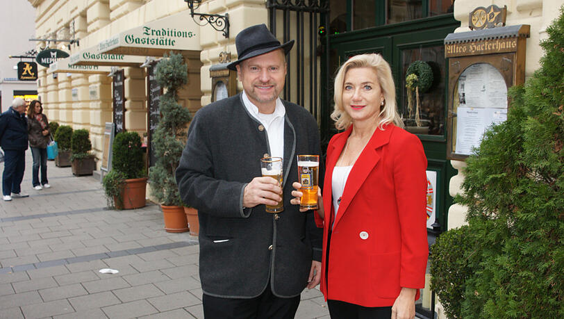 Autorin Sabine Vöhringer mit Wirt Paul Pongratz vor dem Hackerhaus, dem zentralen Schauplatz ihres neuen München-Krimis in der Sendlinger Straße. Pongratz ist übrigens nicht verwandt mit Wiesnwirt Peter Pongratz. Autorin Sabine Vöhringer mit Wirt Paul Pongratz vor dem Hackerhaus, dem zentralen Schauplatz ihres neuen München-Krimis in der Sendlinger Straße. Pongratz ist übrigens nicht verwandt mit Wiesnwirt Peter Pongratz.