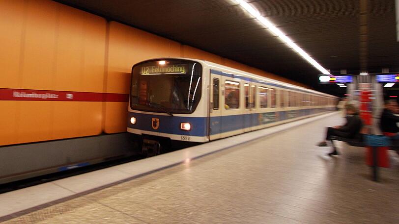 Eine Einfahrende U-Bahn am Kolumbusplatz. (Symbolfoto)