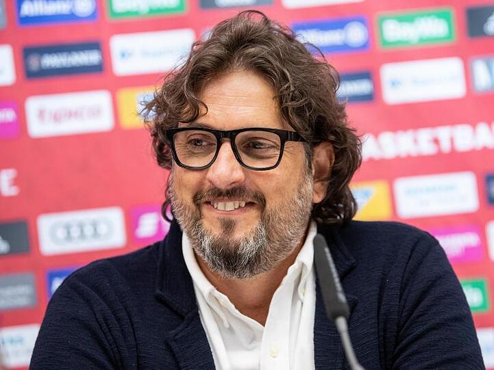 Andrea Trinchieri bei einer Pressekonferenz. Foto: Matthias Balk/dpa/Archivbild