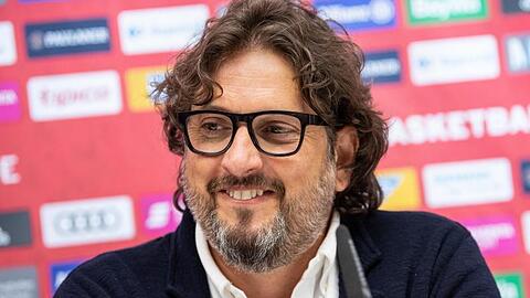 Andrea Trinchieri bei einer Pressekonferenz. Foto: Matthias Balk/dpa/Archivbild
