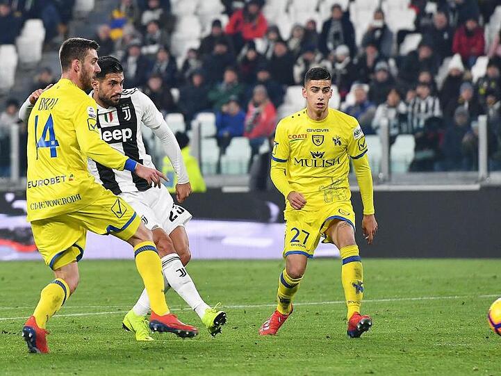 JuveS Emre Can (M) erzielt den treffer zum 2:0 gegen Chievo Verona.