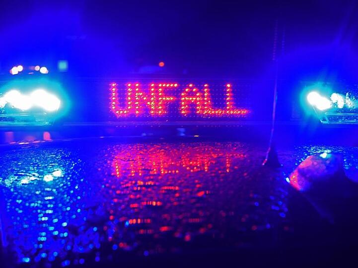 Blaulicht und der LED- Schriftzug "Unfall" auf dem Dach eines Polizeistreifenwagens. Foto: Stefan Puchner/dpa/Symbolbild