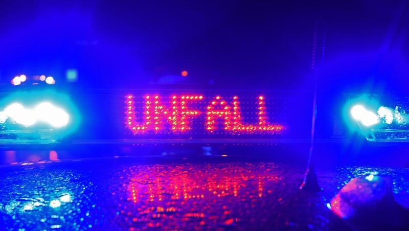 Blaulicht und der LED- Schriftzug "Unfall" auf dem Dach eines Polizeistreifenwagens. Foto: Stefan Puchner/dpa/Symbolbild Blaulicht und der LED- Schriftzug "Unfall" auf dem Dach eines Polizeistreifenwagens. Foto: Stefan Puchner/dpa/Symbolbild