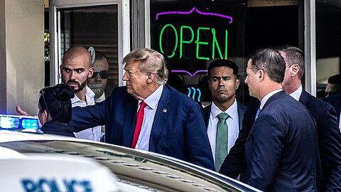 Ex-Präsident Trump vor dem kubanischen Restaurant "Versailles" am 12. Juni 2023