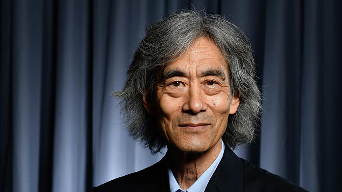 Kent Nagano wurde 1951 in Berkeley, Kalifornien geboren. Er war Chef des Deutschen Symphonie-Orchesters Berlin und von 2006 bis 2013 Bayerischer Generalmusikdirektor. Bis 2025 ist er Musikchef der Hamburgischen Staatsoper.