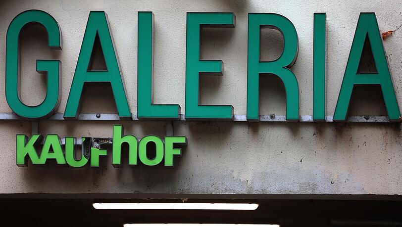 An einigen Galeria-Filialen, wie hier in Würzburg, hängt noch ein Kaufhof-Schriftzug.