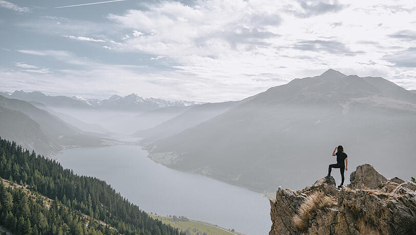 Ausblick auf den Reschensee vom Aussichtspunkt auf dem Plamort.