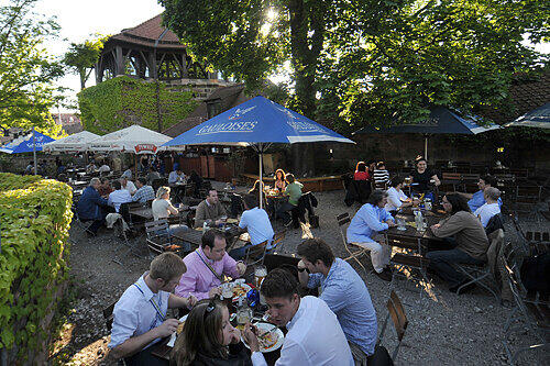Idyllische Lage zwischen Wehrgang und efeuüberwucherter Stadtmauer: Im Schatten eines riesigen Ahorns erstreckt sich der Kopernikus-Biergarten mit seinen rund 300 Plätzen.