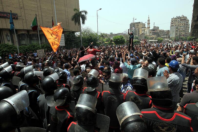 Drei Wochen vor der Präsidentenwahl in Ägypten sind bei Zusammenstößen zwischen Schlägertrupps und Demonstranten in Kairo mindestens elf Menschen getötet worden. Soldaten und Polizisten griffen mehrere Stunden lang nicht ein, obwohl die blutigen Ausschreitungen in direkter Nähe des Verteidigungsministeriums stattfanden, berichteten Augenzeugen am Mittwoch. Die Bilder aus Kairo.