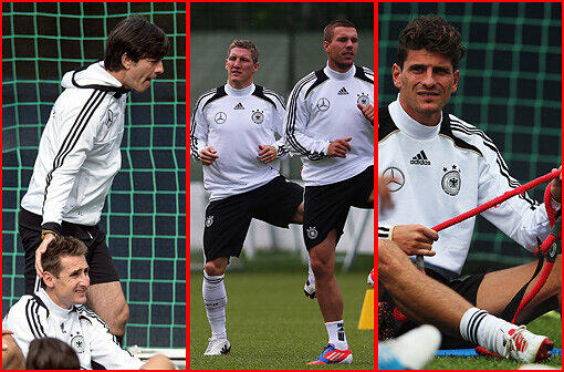 Löw tätschelt Miro Klose, Schweinsteiger traininert mit und Gomez verwurschtelt sich in den Gummibändern: Die DFB-Elf hat am Montag wieder trainiert. Hier gibt's die Bilder.