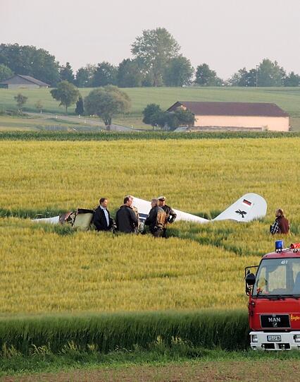 Polizisten stehen in einem Feld bei einem abgestürzten Sportflugzeug am 23.05.2014 bei Egweil. Der Pilot und seine beiden Passagiere sind bei dem Absturz der einmotorigen Klemm D107 eines Neuburger Sportflugvereins und ums Leben gekommen.