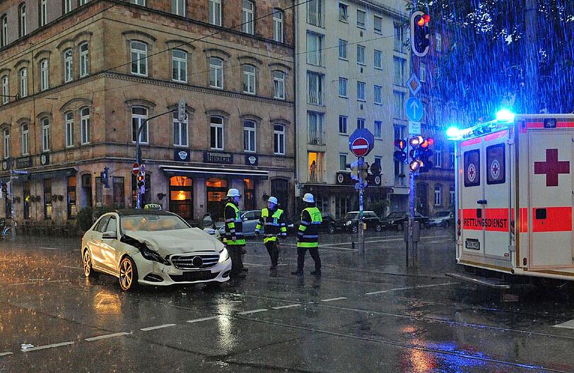 Der Taxifahrer musste ins Krankenhaus gebracht werden.