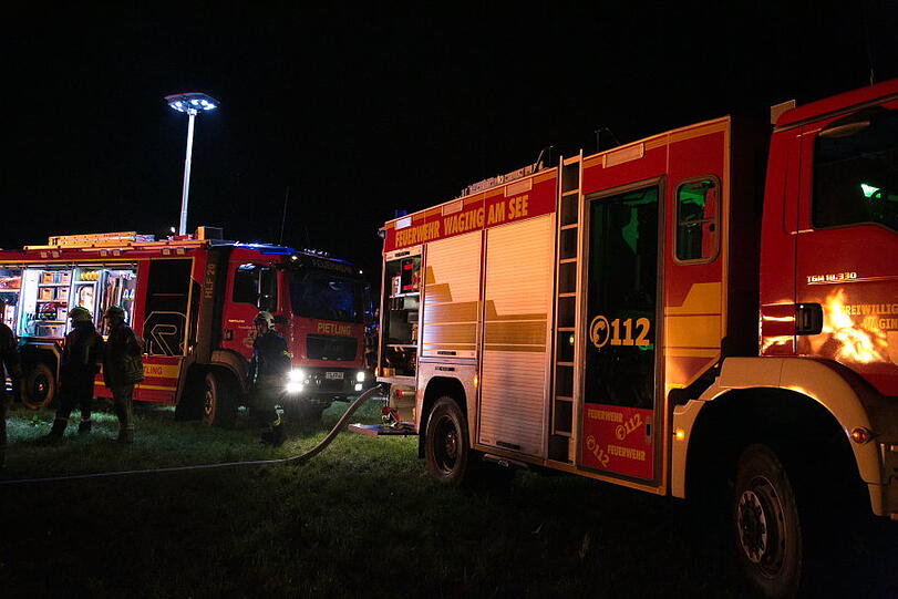Drei Menschen verletzten sich leicht, als sie versuchten den Brand zu löschen. Mehrere Pferde auf einer nahe gelegenen Koppel mussten in Sicherheit gebracht werden.