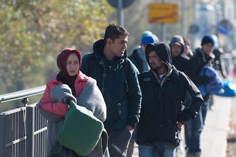 Weiterhin kommen Tausende Flüchtlinge an den fünf Grenzübergängen zu Österreich an.