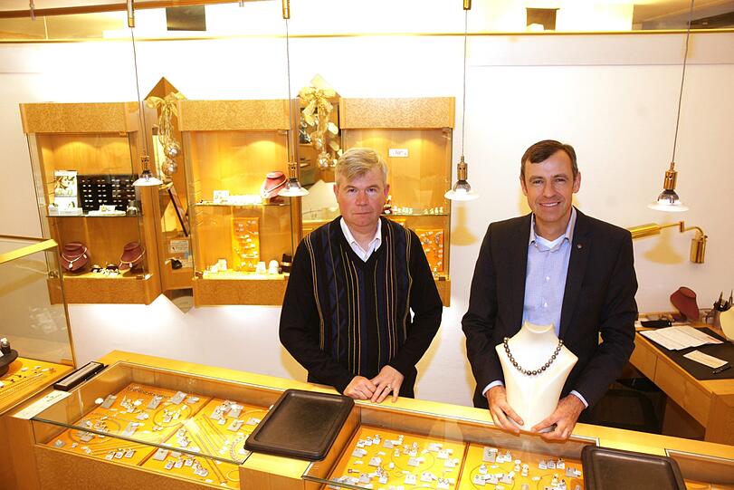 Die Brüder sind beide Goldschmiede.