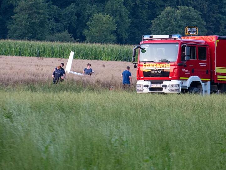 Einsatzkräfte arbeiten an der Absturzstelle von einem Kleinflugzeug in einem Getreidefeld. Foto: Stefan Puchner/dpa