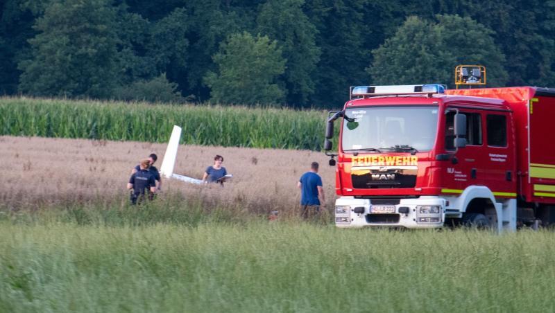 Einsatzkräfte arbeiten an der Absturzstelle von einem Kleinflugzeug in einem Getreidefeld. Foto: Stefan Puchner/dpa Einsatzkräfte arbeiten an der Absturzstelle von einem Kleinflugzeug in einem Getreidefeld. Foto: Stefan Puchner/dpa