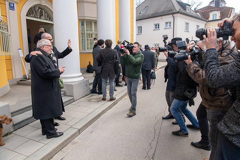Der ehemalige Benediktiner-Mönch hatte 2020 bekannt gegeben, aus der römisch-katholischen Kirche aus- und zu den deutlich liberaleren Altkatholiken übergetreten zu sein. Kurze Zeit später machte er öffentlich, dass er schwul ist und seit Jahren mit seinem Partner Markus zusammenlebt