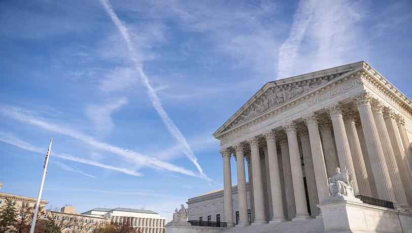 Der oberste Gerichtshof der USA in Washington befasst sich mit einem Fall, der mit den Terroranschlägen der Terrormiliz Islamischer Staat (IS) im November 2015 in Paris zu tun hat.