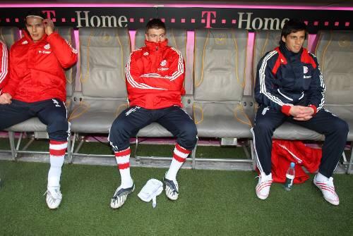 Schmollend auf der Bank: Das Bayern-Trio van Buyten, Kroos und Sosa (von links).