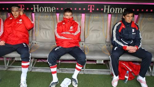 Schmollend auf der Bank: Das Bayern-Trio van Buyten, Kroos und Sosa (von links).