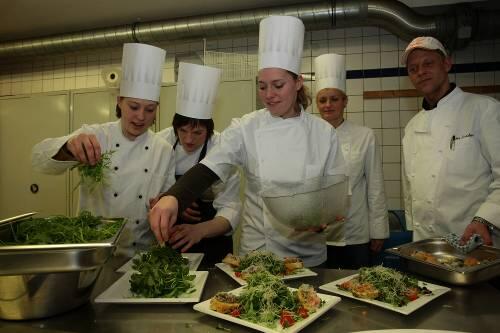 Jungköchin Katrin Engel (2.v.l.) mit ihren Club-Girls und Küchen-Chef Jens Zander (r.) beim Kochkurs.