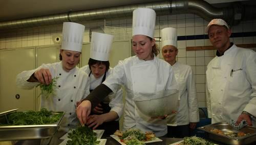 Jungköchin Katrin Engel (2.v.l.) mit ihren Club-Girls und Küchen-Chef Jens Zander (r.) beim Kochkurs. Jungköchin Katrin Engel (2.v.l.) mit ihren Club-Girls und Küchen-Chef Jens Zander (r.) beim Kochkurs.
