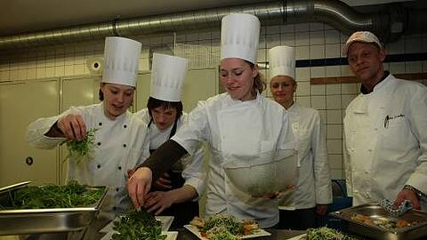 Jungköchin Katrin Engel (2.v.l.) mit ihren Club-Girls und Küchen-Chef Jens Zander (r.) beim Kochkurs.