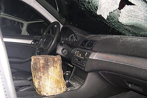 Der Holzklotz flog durch die Frontscheibe und tötete die Ehefrau und Mutter