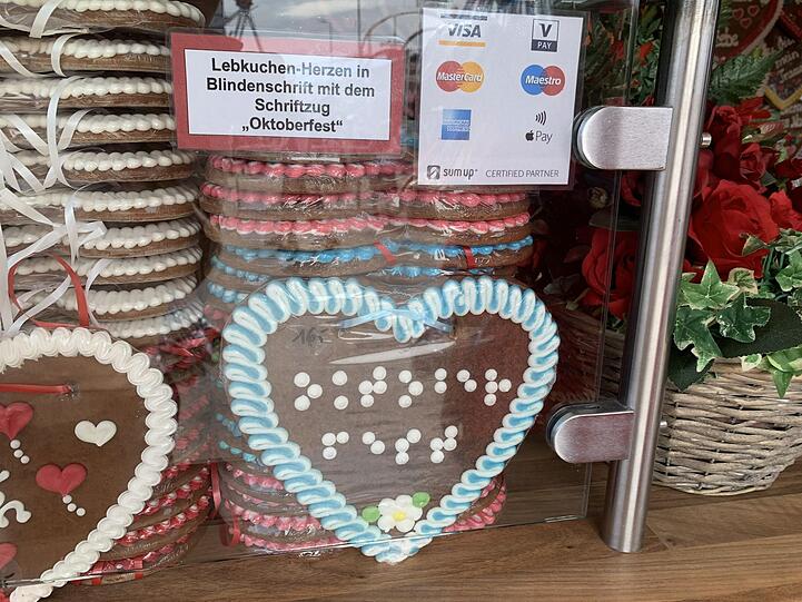 Sogar sehbehinderten Menschen kann so eine kleine süße Freude gemacht werden. Auf diesem Herzen von "Rieger's Lebkuchenherz'l" ist in Blindenschrift "Oktoberfest" geschrieben. Sogar sehbehinderten Menschen kann so eine kleine süße Freude gemacht werden. Auf diesem Herzen von "Rieger's Lebkuchenherz'l" ist in Blindenschrift "Oktoberfest" geschrieben.