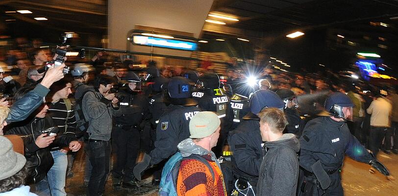 Insgesamt sind am 1. Mai in Berlin 7000 Polizisten im Einsatz, darunter auch Beamte aus Bayern. In Hamburg werden am 1. Mai 12 Beamte verletzt.